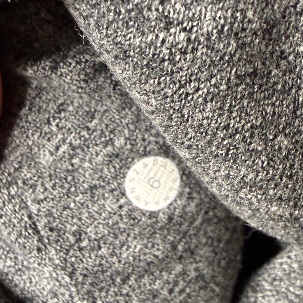 Lululemon Scuba Full-zipped Hoodie in a heathered grey like new. - Picture 6 of 6